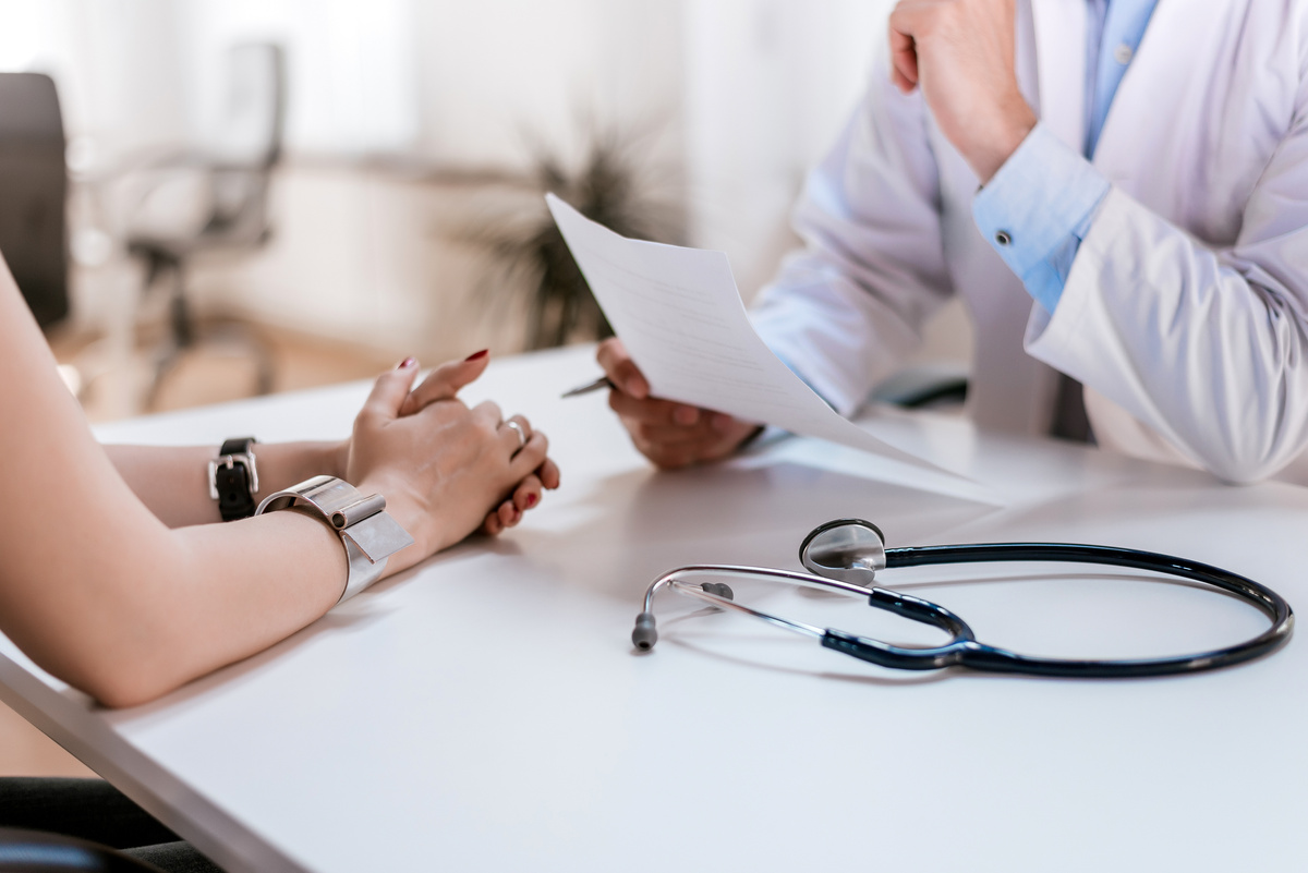 Doctor talking with patient for medical diagnosis.